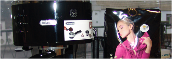 Kaffeeautomat und Kaffee-Packung Kaffeemaschine und Packung